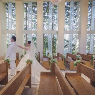 チャペル内の木漏れ日がきれいです