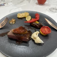 料理。お肉とフォアグラが印象的