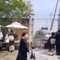 中庭で実演料理が始まりました