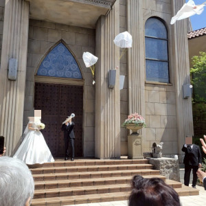 ブーケトスだけでなく、新郎によるバズーカも出来ました|708952さんのプリムローズ/FIVESTAR WEDDINGの写真(2439709)
