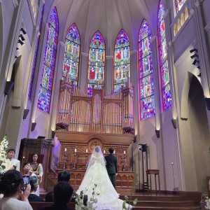 ステンドグラスが綺麗な高さのあるチャペルでした|708952さんのプリムローズ/FIVESTAR WEDDINGの写真(2439026)