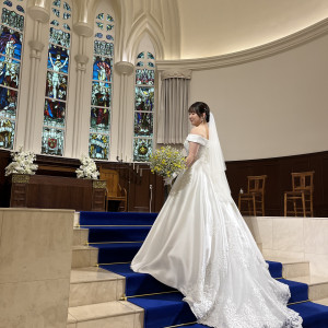 チャペルと新婦です。|709043さんのアニヴェルセル ヒルズ横浜の写真(2471503)