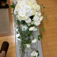 持ち込みのキャスケードブーケ
ウェディングドレスに合わせて