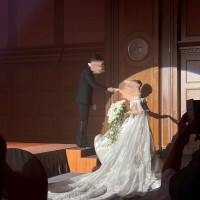 エスコートする新郎