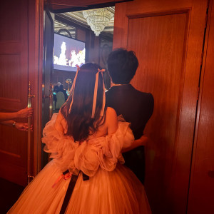 退場後エンディングムービーをこっそり見る新郎新婦|709179さんの名古屋観光ホテルの写真(2587182)