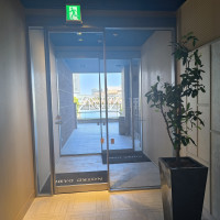 喫煙所は外にあり海が眺められます