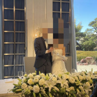 窓からは広い庭園が見えます