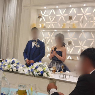 新郎・新婦が座る席はお花を飾りました