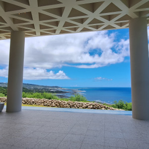 ケーキ入刀セレモニーのテラス|709489さんのサザンチャペル／KIRANAH RESORT（キラナリゾート）沖縄の写真(2544413)