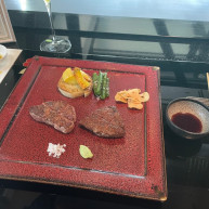 鉄板で焼かれた肉