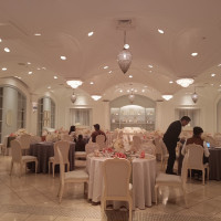 披露宴会場は白やピンクが基調で可愛い雰囲気になります。