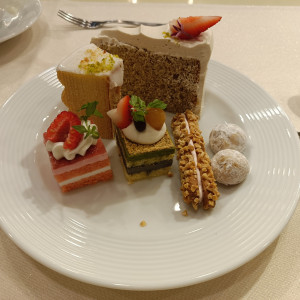 新郎新婦にもデザートビュッフェ持ってきてくれました|709691さんのアヴァンセ リアン 東京 （AVANCER LIEN TOKYO）の写真(2583177)