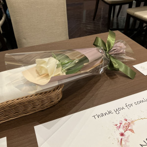 試食時に頂いたお祝いのお花|709917さんのラグナスイート 新横浜 ホテル＆ウェディングの写真(2251030)