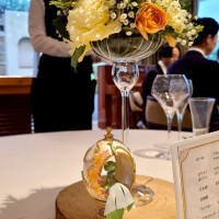 ゲストテーブルの装花をオシャレにして各卓にフィギュアを配置