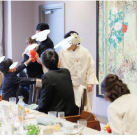 泣き喚く息子を甥っ子たちがあやしてくれました