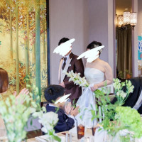 大きな金色の絵画が金屏風のようでした