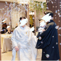 披露宴終わって退場するとシャボン玉が
