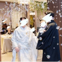 披露宴終わって退場するとシャボン玉が