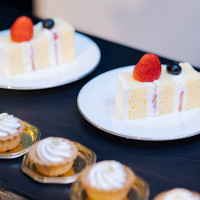 スイーツブッフェに並んだウェディングケーキ