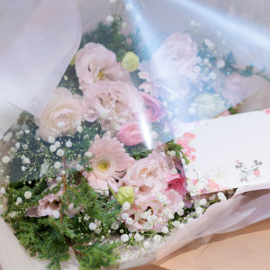 新郎からのサプライズのブーケと手紙|710217さんのアニヴェルセル みなとみらい横浜の写真(2522590)