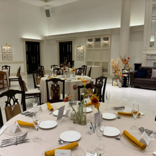 白を基調としたクラシックな印象の会場です