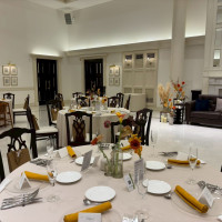 白を基調としたクラシックな印象の会場です