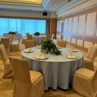 円卓30名程の会場になります。