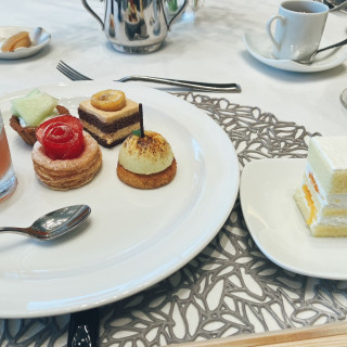 ウェディングケーキとデザートビュッフェ