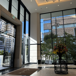 ロビーの天井が高く、開放感があります|710721さんのアルカンシエル luxe mariage 大阪（アルカンシエルグループ）の写真(2369183)