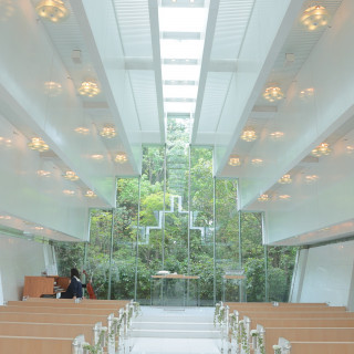 緑が見える独立型チャペルです。