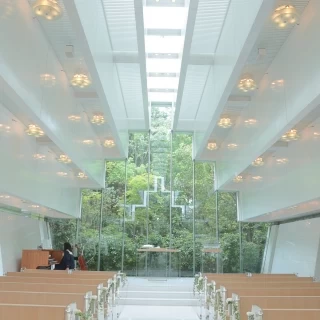 緑が見える独立型チャペルです。