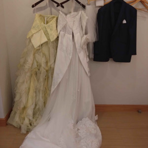ドレス（新郎新婦控え室内）|710873さんのセント フォレストチャペル なんばの写真(2191786)
