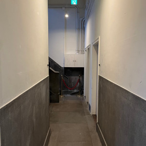 挙式会場、親族控室の廊下。古い建物で趣きがある。トイレはきれ|710939さんのヴォヤージュ ドゥ ルミエール京都七条迎賓館（登録有形文化財）の写真(2193919)