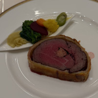 牛フィレ肉のフォワグラ詰めパイ包み焼き