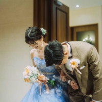 新婦だけでなく新郎衣装にも合う花の色合いでした。