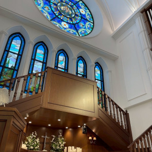 前方の席からのステンドグラスは圧巻でした。|711344さんのアルカンシエル luxe mariage 大阪（アルカンシエルグループ）の写真(2442426)