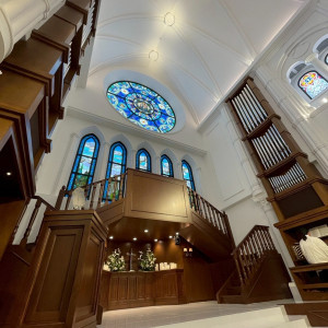 青いステンドグラスに一目惚れし式場を選びました。|711344さんのアルカンシエル luxe mariage 大阪（アルカンシエルグループ）の写真(2442422)