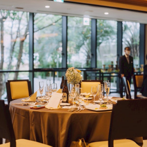 ランカウイのブラウン系統に合わせてテーブルコーディネート。|711344さんのアルカンシエル luxe mariage 大阪（アルカンシエルグループ）の写真(2442425)