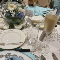 テーブル装花と乾杯酒です。