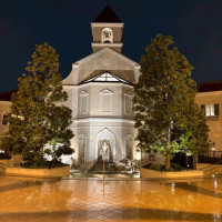 雨の日のチャペルの外観です。