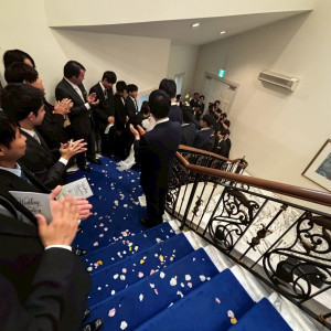 雨の日のフラワーシャワーは室内の階段でした。|711447さんのアニヴェルセル 大宮の写真(2532830)