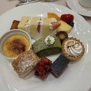 お腹いっぱいなのに、ついとり過ぎたデザートビュッフェ。