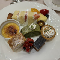 お腹いっぱいなのに、ついとり過ぎたデザートビュッフェ。