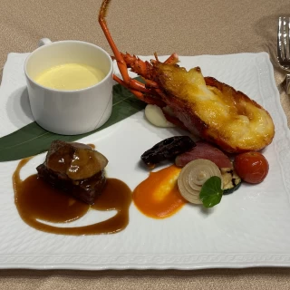 試食させていただいた魚料理と肉料理、スープです。