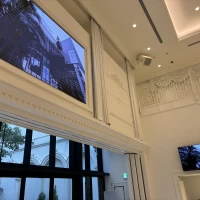 モニターのため、部屋が明るくても映像が見えやすいです。