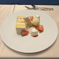 ウェディングケーキが配られます