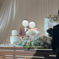 ケーキ入刀前の披露宴会場での写真