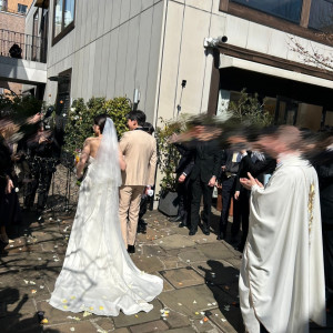 中庭でフラワーシャワー|711794さんの南青山サンタキアラ教会の写真(2389066)