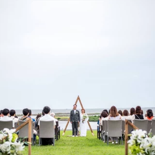 公園に広がる芝生での挙式で、飾らないリラックスできる式に♡