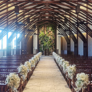 光が入る会場で、バージンロードが長かったです。